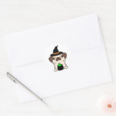 Grappige hond is een heks ronde sticker (Envelop)