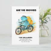 Grappige Hond Kat Rijden Motorfiets Nieuw Huis Ver Aankondiging (Staand voorkant)