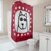 Grappige hond op rood douchegordijn (In situ)