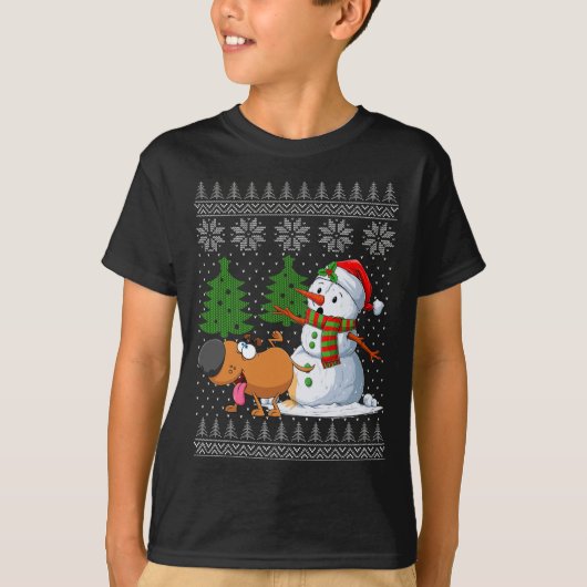 Grappige hond plast op sneeuwpop lelijke kersttrui t-shirt (Voorkant)