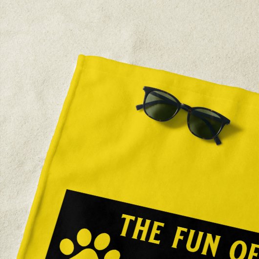 Grappige hond training instructie handleiding strandlaken (In situ)