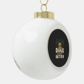Grappige Honden Maken Het Beter Keramische Bal Ornament (Links)