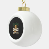 Grappige Honden Maken Het Beter Keramische Bal Ornament (Rechts)