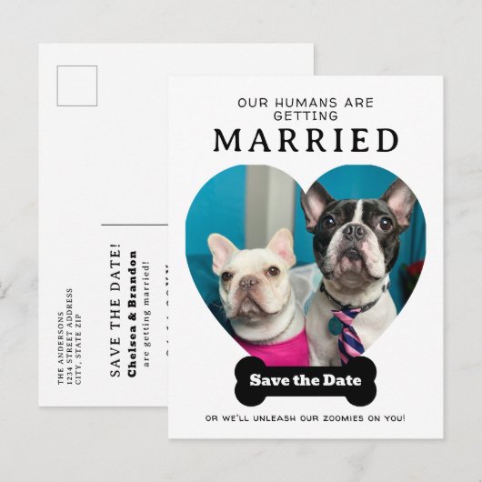 Grappige hondenfoto Onze mensen gaan trouwen Aankondigingskaart (Voorkant / Achterkant)