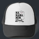 Grappige honkbal moeder bruh met teamnaam en numme trucker pet<br><div class="desc">Minimalistische baseball moeder trucker hoed ontwerp met de uitdrukking "Ma. Mama. Mam. Bruh." in gedurfde zwarte letters met een klein rood hartje erboven,  een combinatie van sportieve humor met eenvoudige,  stijlvolle flair - ideaal voor speeldagen en trotse sportmoeders.</div>