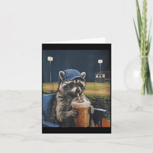 Grappige honkbalwasbeer die ijskoude koffie drinkt kaart