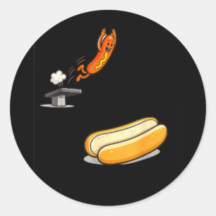 Grappige hotdog die in een broodje duikt cartoon v ronde sticker
