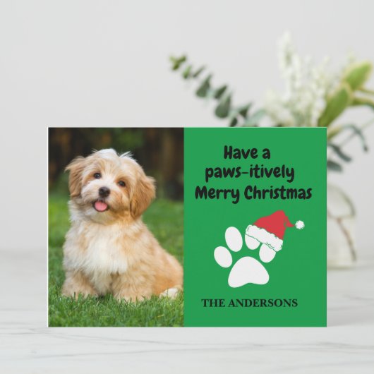Grappige huisdierhond foto poot kerstman hoed vrol feestdagenkaart (Staand voorkant)