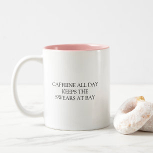 Grappige humoristische cafeïne de hele dag quote tweekleurige koffiemok