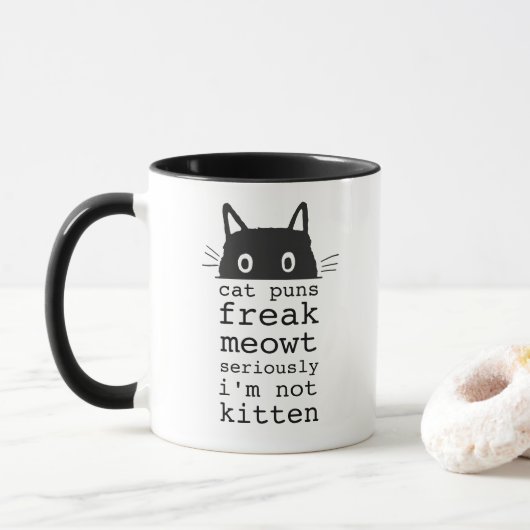 Grappige humoristische kattenwoordjes Freak Meowt Mok (Met donut)