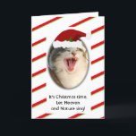 Grappige humoristische zingende kat Kerstmis Feestdagen Kaart<br><div class="desc">Als je ooit een kat hebt horen zingen (huilen, janken ... hetzelfde verschil), weet je meteen waarom deze kaart zo grappig is! Met zijn rode kous pet en zijn mondje wijd open in het liedje, is Pirate, the Cat, klaar voor kerst. De rode en groene suikerriet gestreepte achtergrond completeert de...</div>