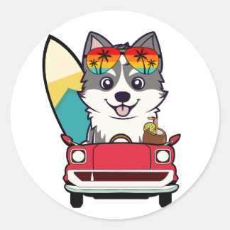 Grappige Husky Dog rijdt naar het strand Ronde Sticker