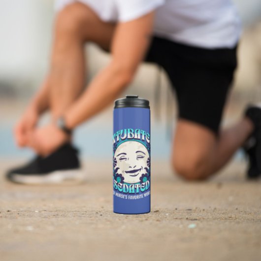 Grappige IC-verpleegster geïntubeerd aanpassen (me Thermosbeker