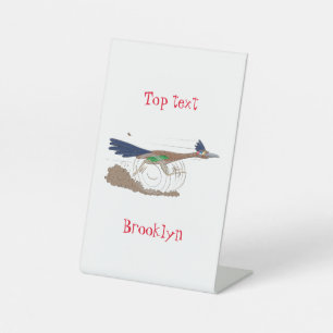 Grappige illustratie van een renloopvogel in carto reclamebord met voetstuk