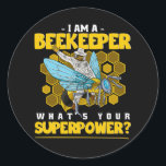 Grappige imker vliegt op honingbij ronde sticker<br><div class="desc">Hou je van bijenteelt en bijen? Jij en je honingbijen zijn onafscheidelijk.Bijenteelt is geen hobby, maar een passie.Een leuk cadeau voor bijenhouders.</div>