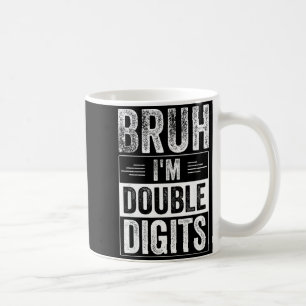Grappige jongen 10e verjaardag Bruh ik ben dubbele Koffiemok