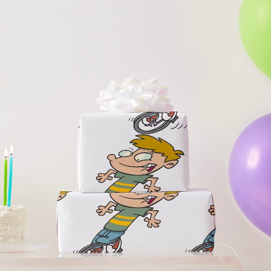 Grappige jongen die eenwieler rijdt cadeaupapier