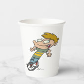 Grappige jongen die eenwieler rijdt papieren bekers (Voorkant)