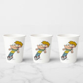 Grappige jongen die eenwieler rijdt papieren bekers