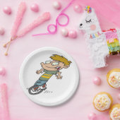 Grappige jongen die eenwieler rijdt papieren bordje (Feest)