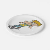 Grappige jongen die eenwieler rijdt papieren bordje (Gekanteld)