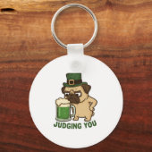 Grappige Judgy Pug St.Patrick's Day Sleutelhanger (Voorkant)