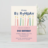 Grappige kaars roze groen 81e verjaardag uitnodigi kaart (Staand voorkant)