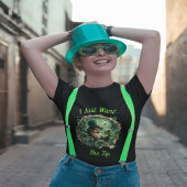 Grappige kabouter die van een pint geniet t-shirt