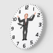 Grappige kale zakenman haalt humoristisch op grote klok (Hoek)