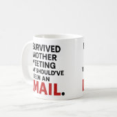 Grappige kantoorbeker – Vergadering die een e-mail Koffiemok (Voorkant links)