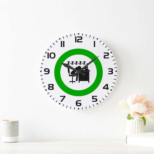 Grappige kantoormedewerker slaapt aan bureau grote klok