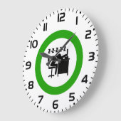 Grappige kantoormedewerker slaapt aan bureau grote klok (Hoek)