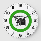 Grappige kantoormedewerker slaapt aan bureau grote klok (Voorkant)