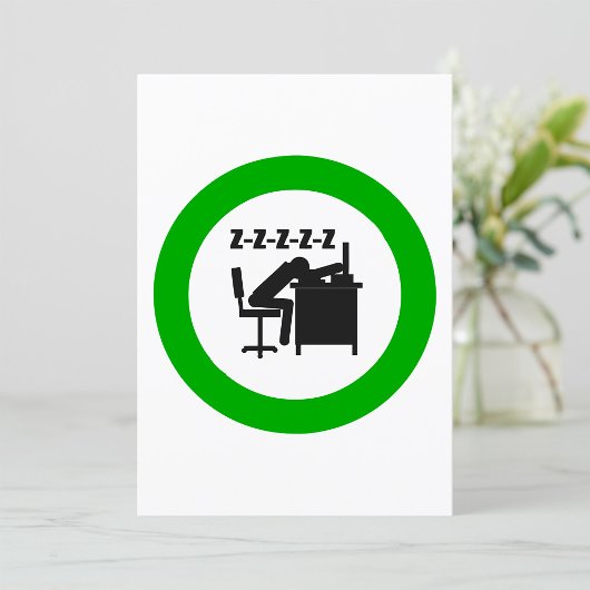 Grappige kantoormedewerker slaapt aan bureau kaart