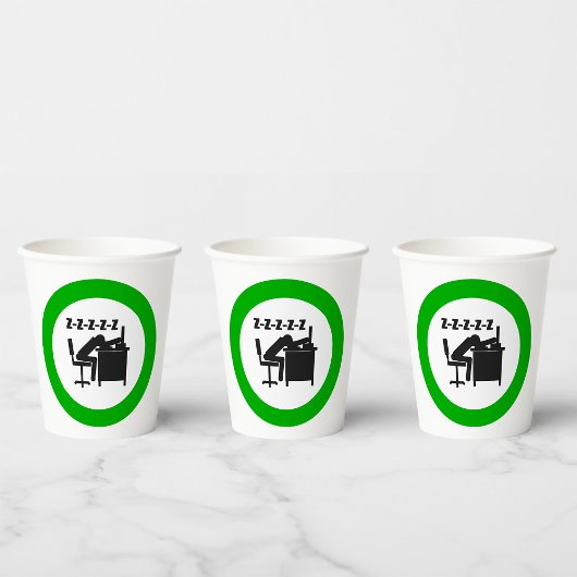 Grappige kantoormedewerker slaapt aan bureau papieren bekers