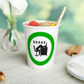 Grappige kantoormedewerker slaapt aan bureau papieren bekers