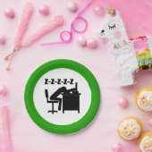 Grappige kantoormedewerker slaapt aan bureau papieren bordje (Feest)