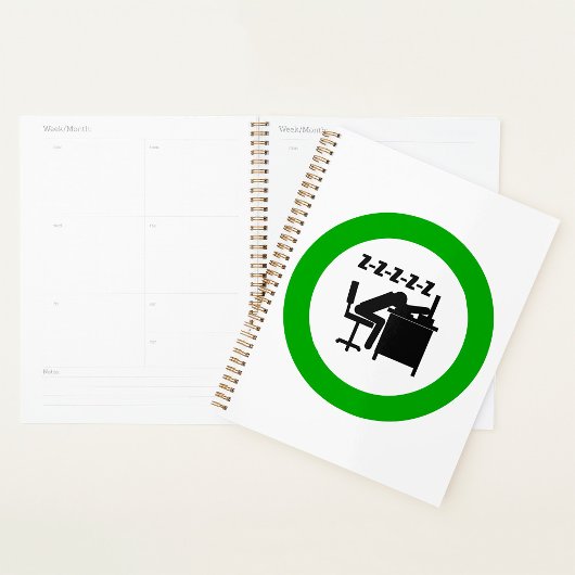 Grappige kantoormedewerker slaapt aan bureau planner