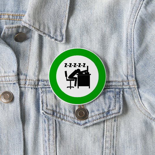 Grappige kantoormedewerker slaapt aan bureau ronde button 7,6 cm