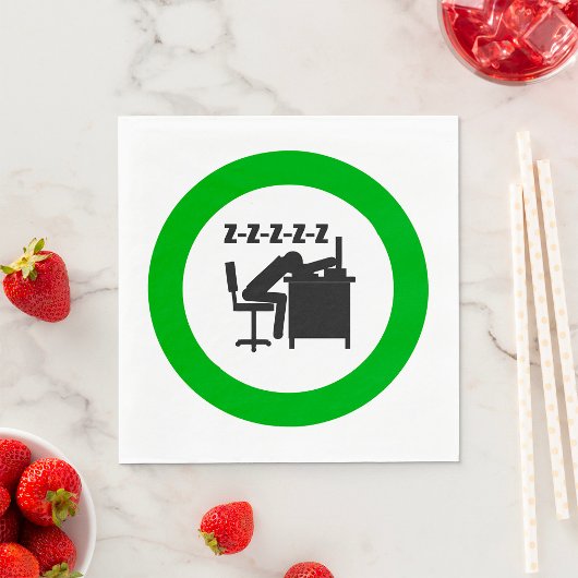 Grappige kantoormedewerker slaapt aan bureau servet