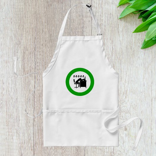 Grappige kantoormedewerker slaapt aan bureau standaard schort