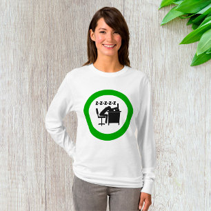 Grappige kantoormedewerker slaapt aan bureau t-shirt