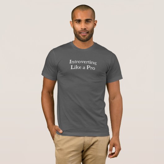 Grappige karakterquote introvert als een pro t-shirt (Voorkant volledig)