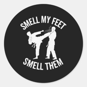 Grappige Karate Ruik Aan Mijn Voeten Ruik Er Aan V Ronde Sticker