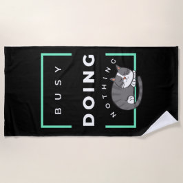 GRAPPIGE KAT BEZIG MET NIETS DOEN STRANDLAKEN