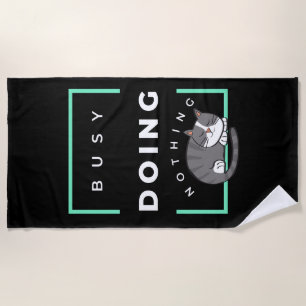 GRAPPIGE KAT BEZIG MET NIETS DOEN STRANDLAKEN