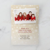 Grappige kat die aan de kerstboom hangt, foto feestdagen kaart (Binnen)