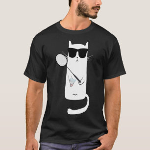 Grappige kat die een zonnebril draagt terwijl hij t-shirt