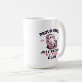 Grappige kat die ogen masseert in stoel koffiemok (Voorkant rechts)