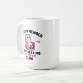 Grappige kat die ogen masseert in stoel koffiemok (Voorkant links)